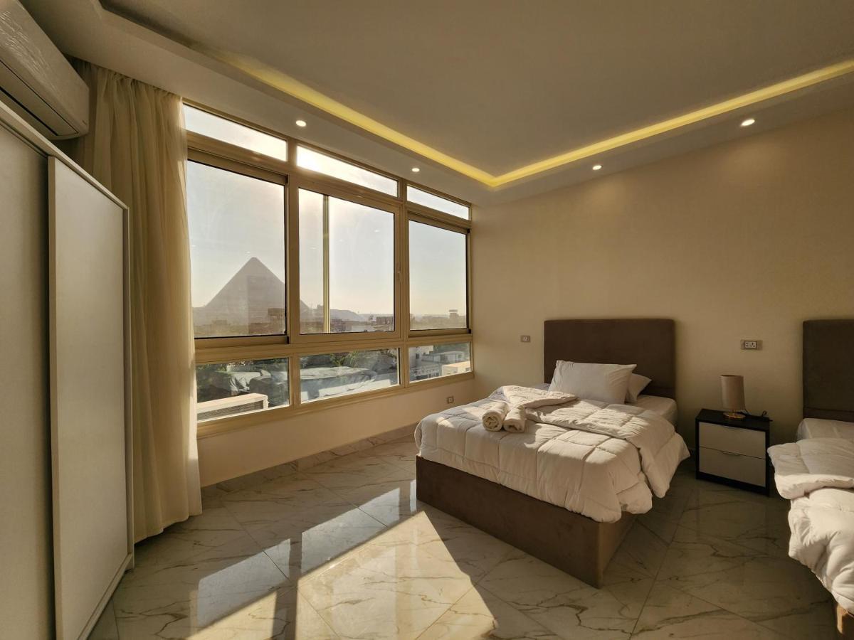 Pyramids Key * Le Caire